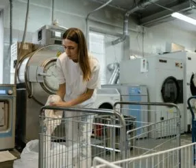 Quanto custa contratar uma lavanderia e o que está incluso
