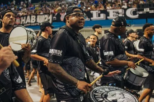 Descubra o tour noturno pelos Arcos da Lapa e samba ao vivo