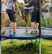 Como escolher o tamanho certo de cama elástica para festa infantil