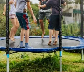Como escolher o tamanho certo de cama elástica para festa infantil