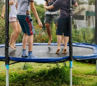 Como escolher o tamanho certo de cama elástica para festa infantil