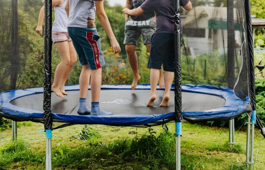 Como escolher o tamanho certo de cama elástica para festa infantil